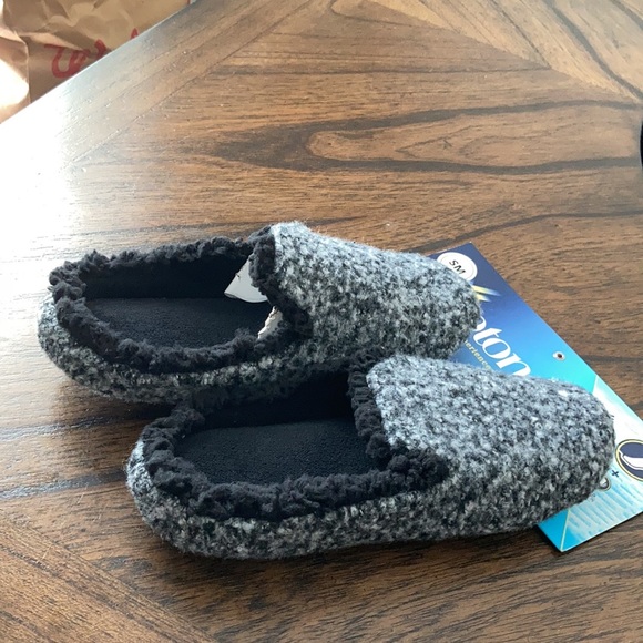 Isotoner memory foam slippers size SM 5/5.5 - Picture 4 of 5